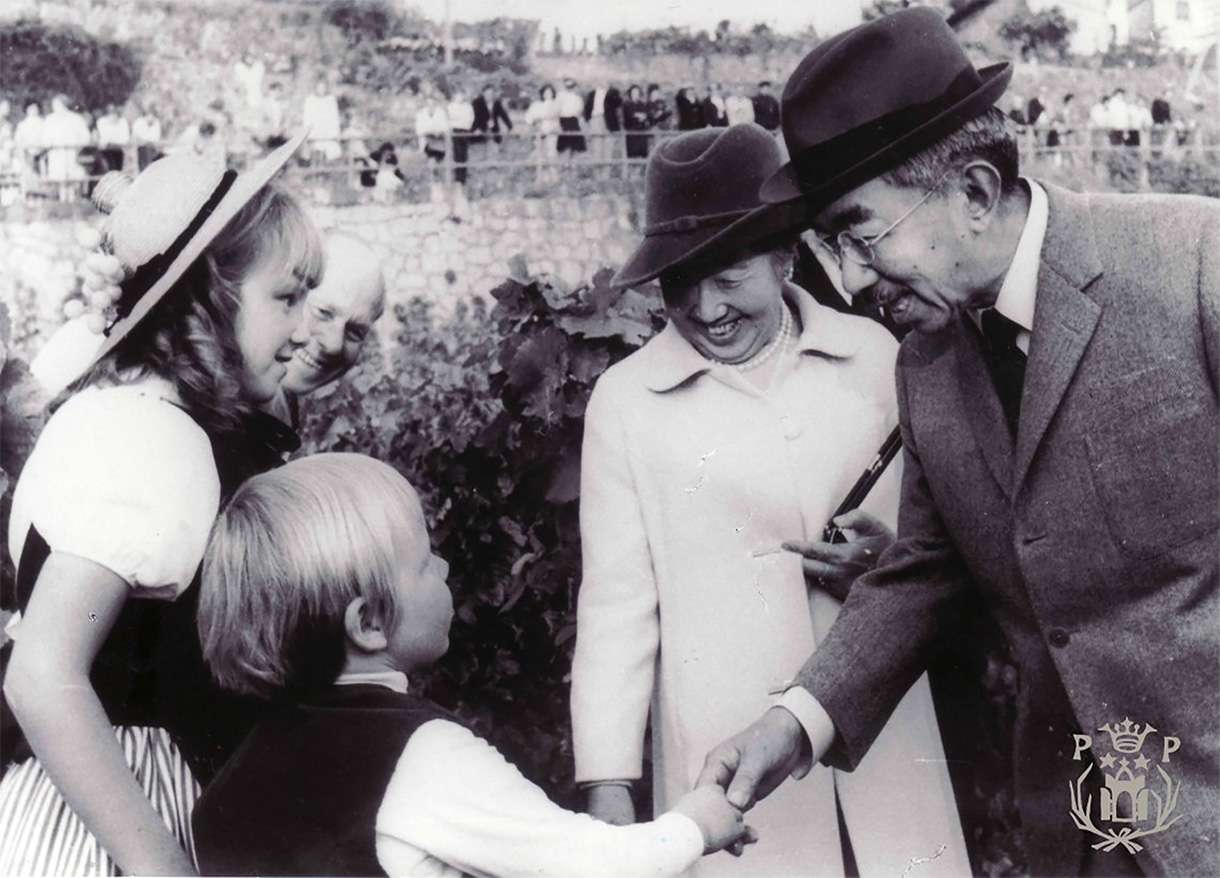 昭和天皇・皇后がグランヴォーでポルタ家の人々と面会、1971年（©スイス政府観光局/牧野祐子）