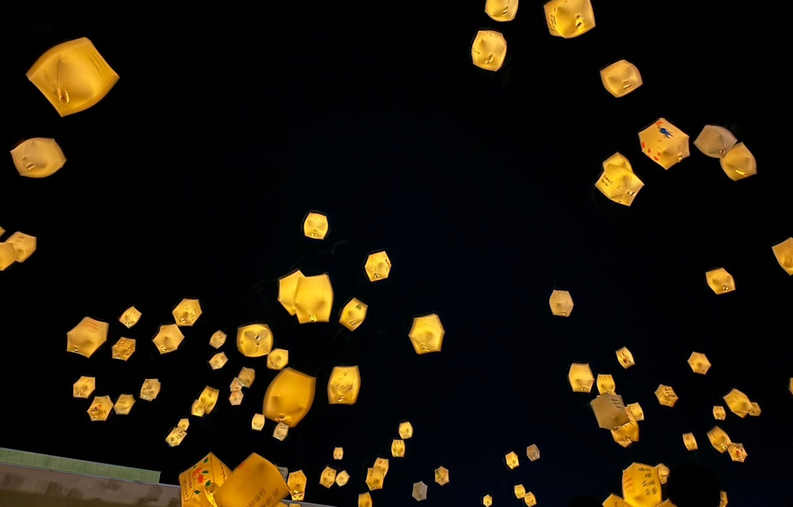 12／23（土）
　クリスマスイベント開催〜Mistletoe　Lantern　 ...