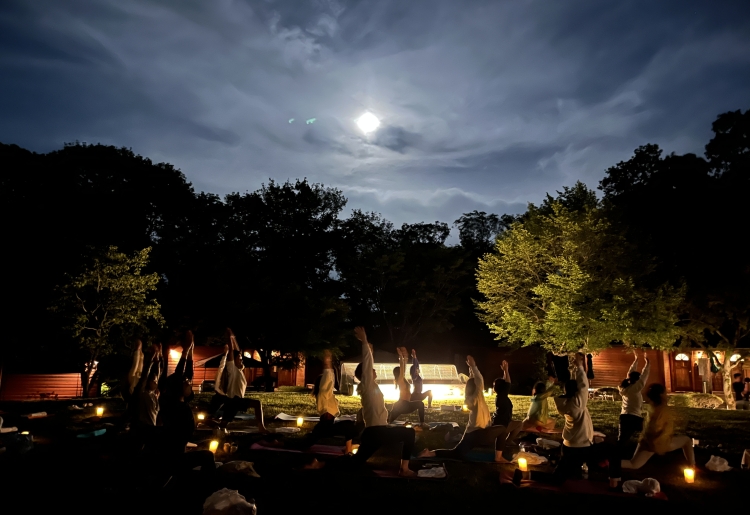 満月に照らされて、心身をやさしく整える「Full Moon Yoga」