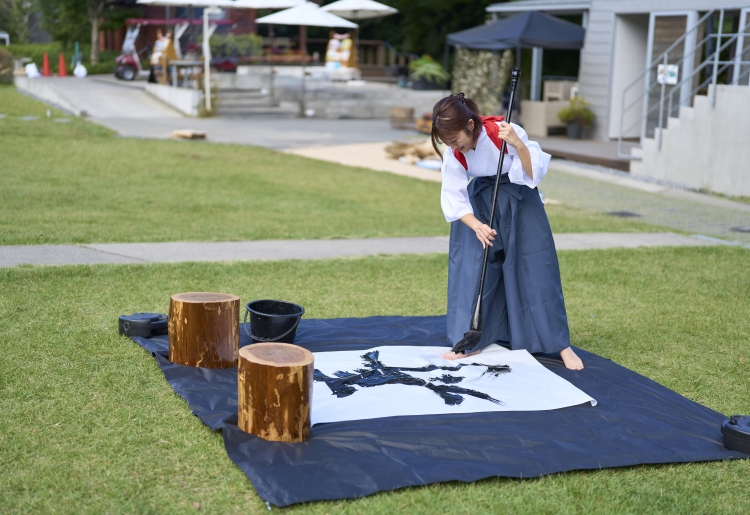 1/2(金)、1/3(土)限定!巨大な筆で書き初め「書道パフォーマンス体験」