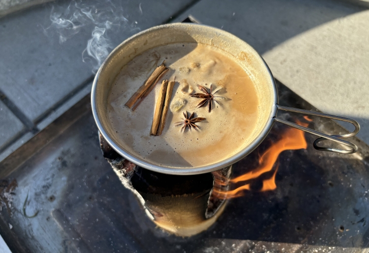 焚火で煮出す温活ドリンク「ホットチャイづくり」