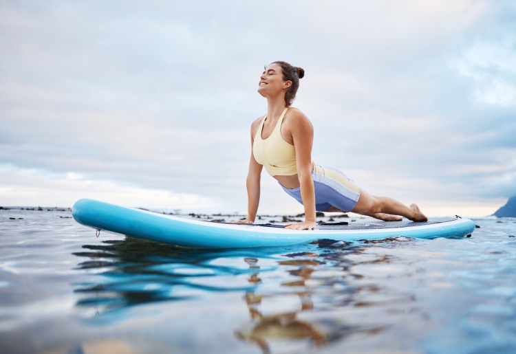 夏の涼やかな朝に、心身をリフレッシュする「SUP Yoga」