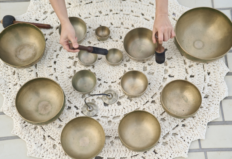 森のプールに浮かび、音を浴びるウェルネス体験「Floating Sound Bath」