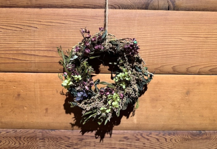 藍の花の摘み取りから体験できる「藍のボタニカルリースづくり」