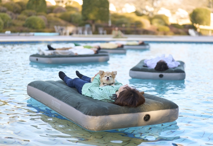 森のプールに浮かび、音を浴びるウェルネス体験「Floating Sound Bath」