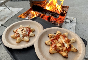 焚火とダッチオーブン焼き上げる！「星のピザづくり」