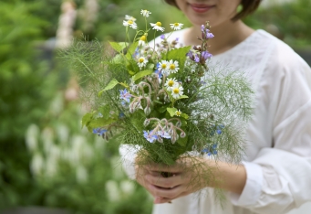 香りの花束を旅のお土産に「ハーブブーケづくり」