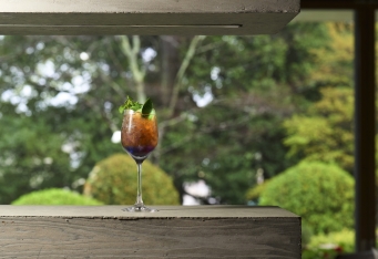 初夏限定！幻想的なホタルの光景をイメージした「ホタルカクテル」販売開始