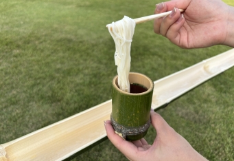 里山暮らしの夏を体験する「竹の流しそうめん」