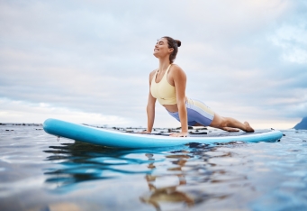 夏の涼やかな朝に、心身をリフレッシュする「SUP Yoga」
