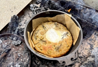 ダッチオーブンで焼き上げる「ハーブ香るパンづくり」