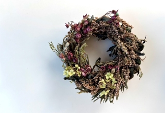 藍の花の摘み採りから体験できる「藍のボタニカルリースづくり」