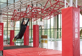 障害物を乗り越えてタイムレース！「オブスタクルスポーツ」